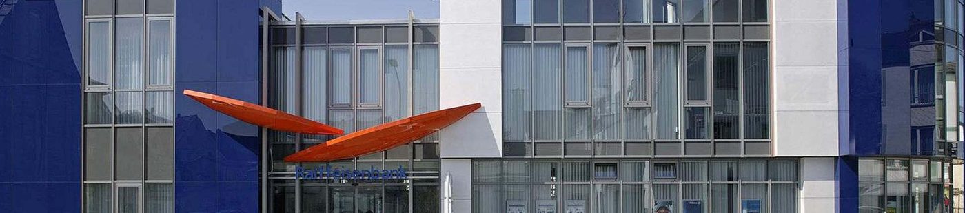 Raiffeisenbank Krumbach, Fassade mit Eingang und orangefarbenem Vordach