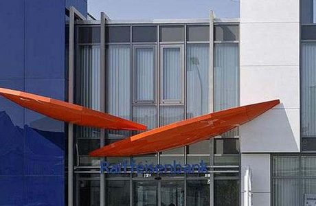 Raiffeisenbank Krumbach, Eingang mit orangefarbenem Vordach