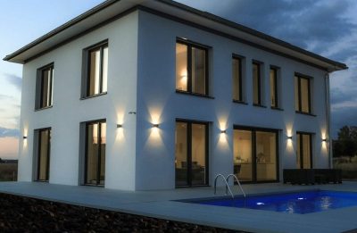 Weißes Wohnhaus mit Pool in der Abenddämmerung
