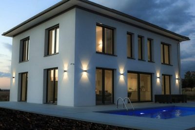 Weißes Effizienzhaus 40 mit Pool